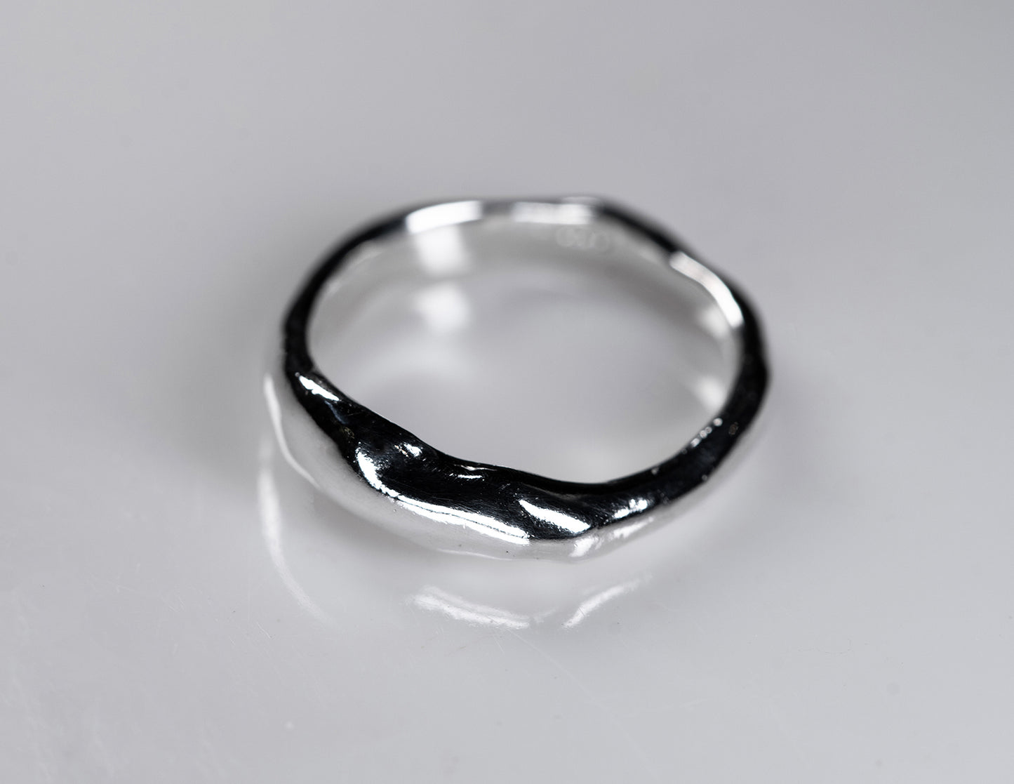 Flow Ring – A Piece Shaped by Fire and Movement