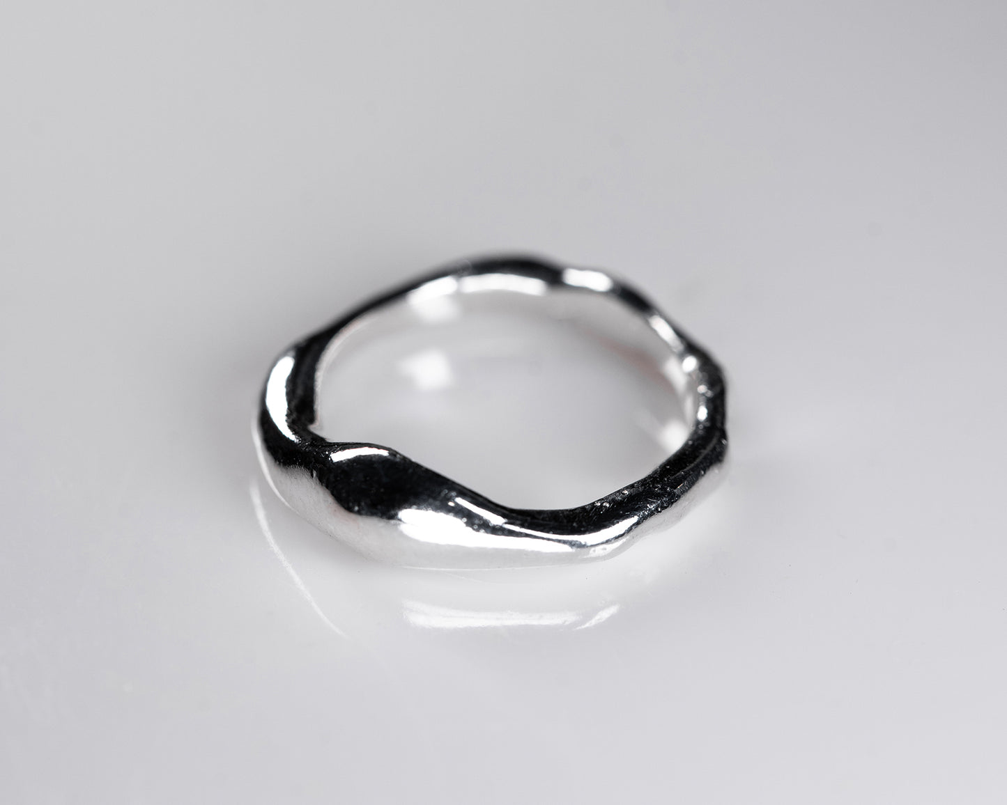 Flow Ring – A Piece Shaped by Fire and Movement
