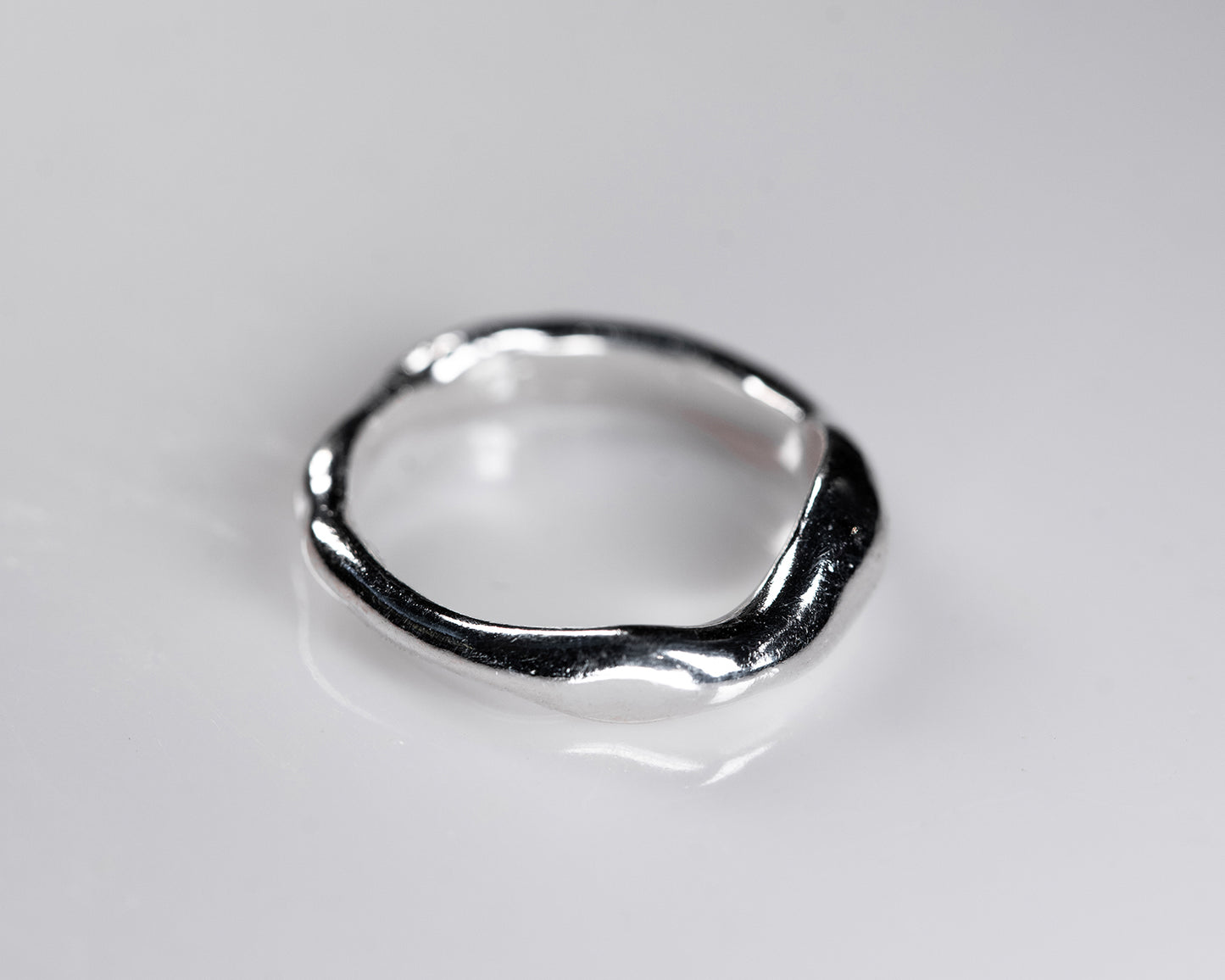 Flow Ring – A Piece Shaped by Fire and Movement