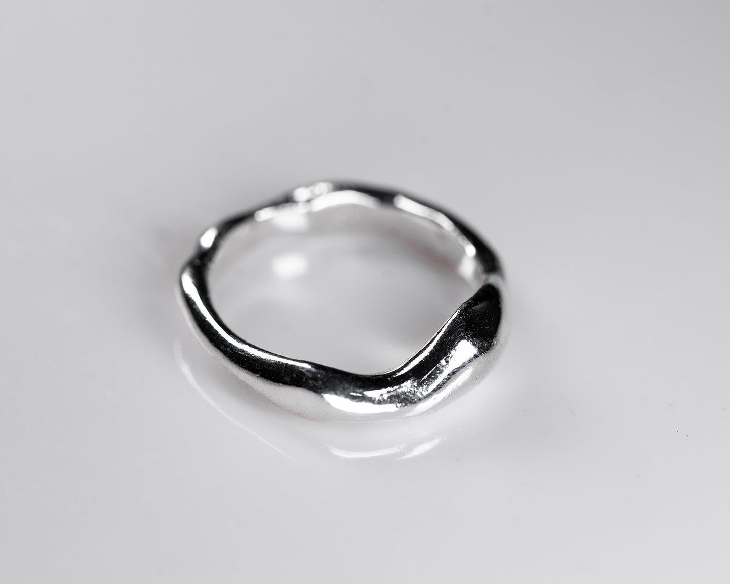 Flow Ring – A Piece Shaped by Fire and Movement