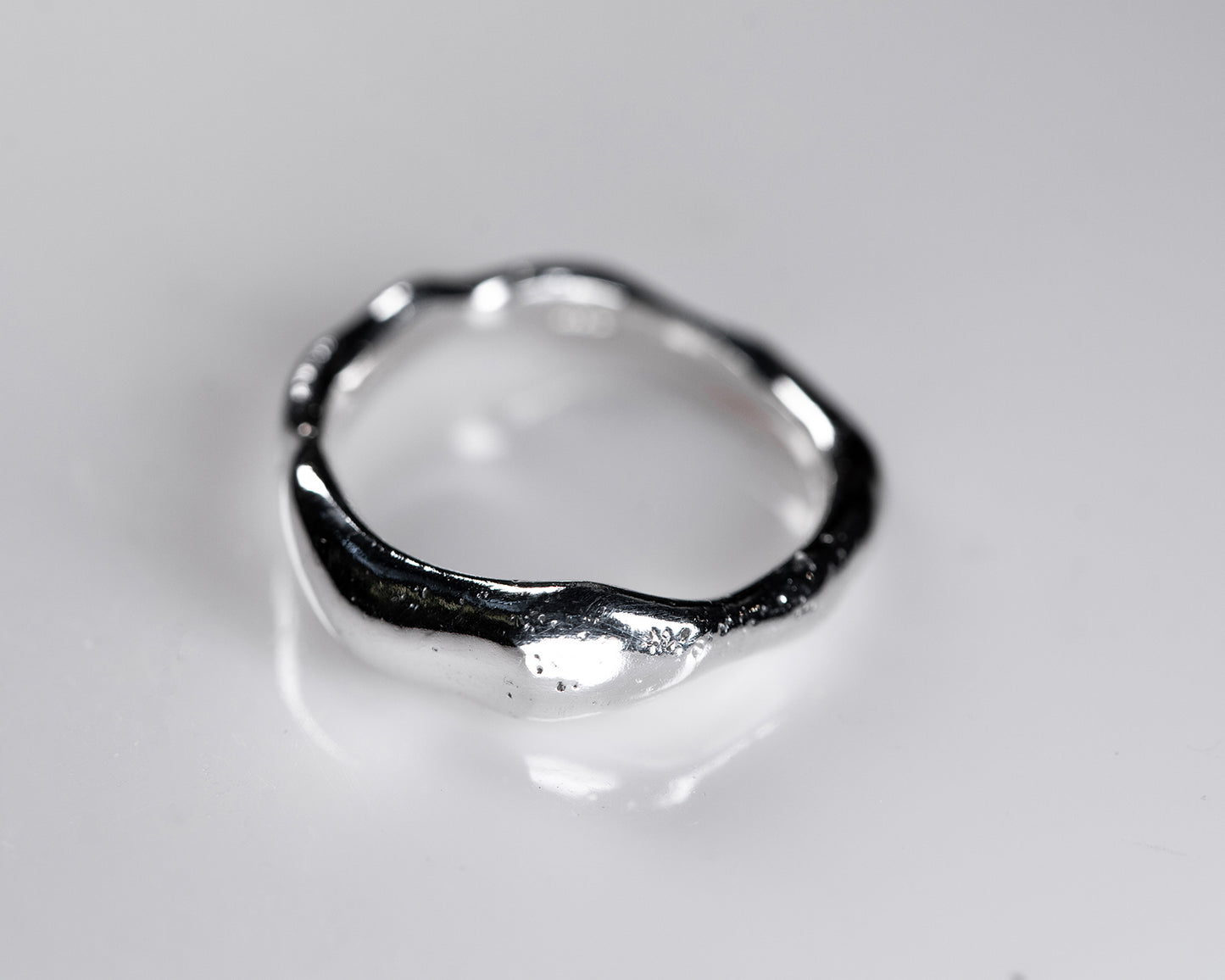 Flow Ring – A Piece Shaped by Fire and Movement