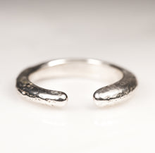 Load image into Gallery viewer, Silver Casted ring - Size 6